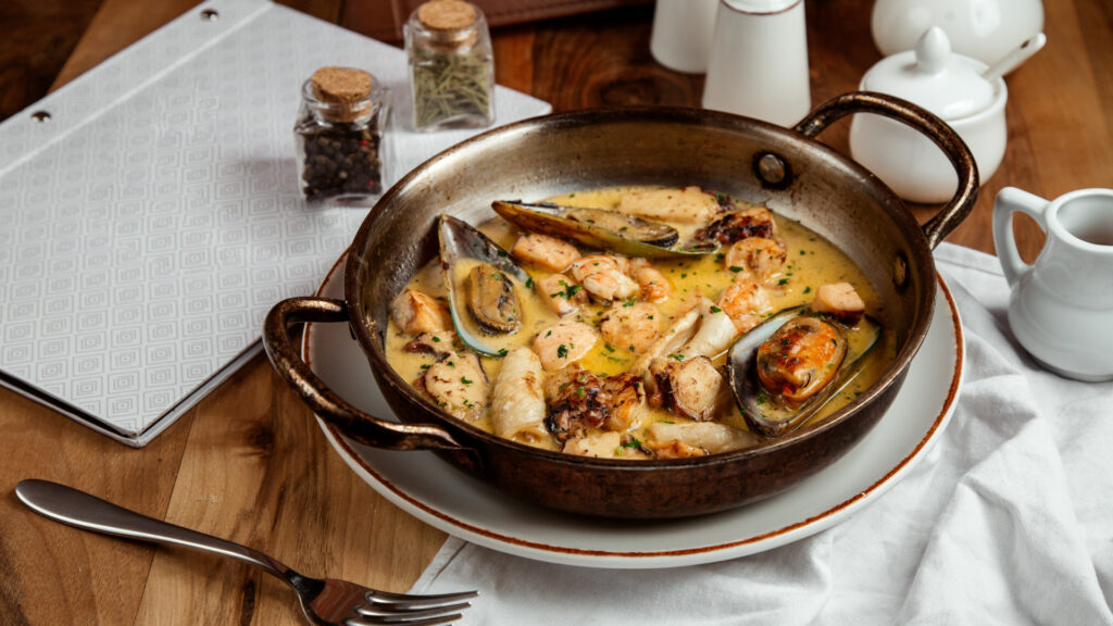 Quel restaurant du Var propose une bouillabaisse avec un circuit ultra-court entre mer et assiette ?