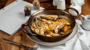 Quel restaurant du Var propose une bouillabaisse avec un circuit ultra-court entre mer et assiette ?